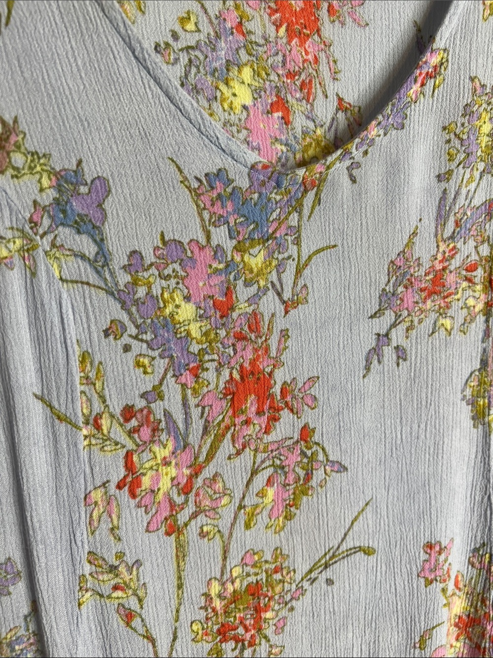Soft Lavender Floral V-Neck Midi Dress with Pockets - Picture 2 of 4